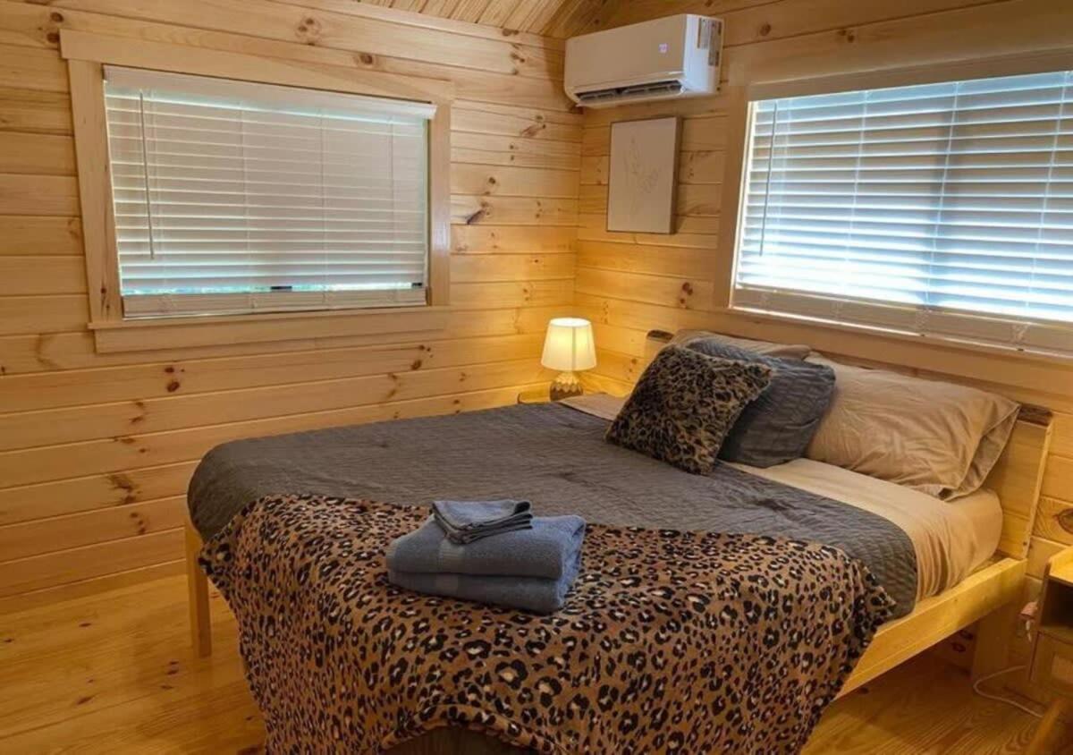 Serene 1Br Cabin Near Nc Z00 With Loft & Waterview Asheboro Eksteriør billede